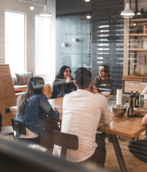 Jeunes en travaillant sur le barter média